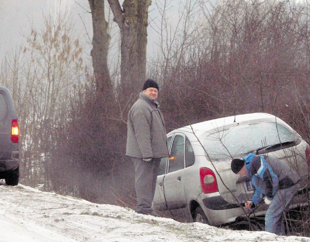 W Boczkach w gm. Szadek przed godz. 10 auta lądowały w rowie po obu stronach zakrętu