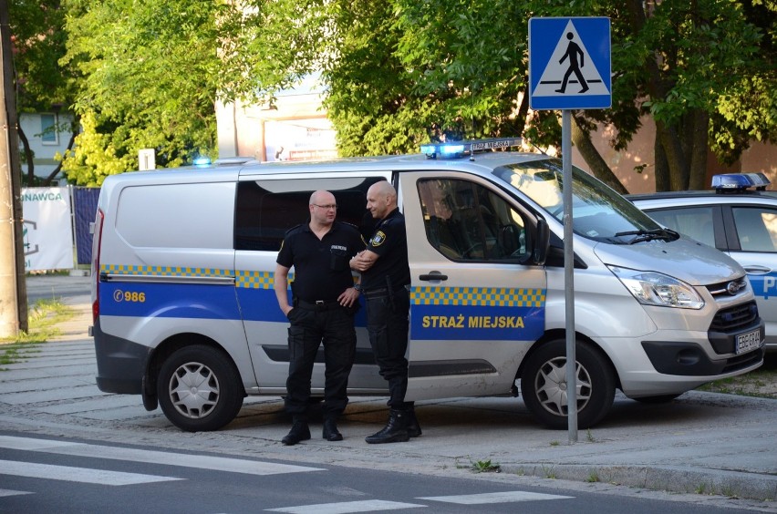 Policyjny pościg na ulicach Bełchatowa. Renault zatrzymało się na słupie [ZDJĘCIA]