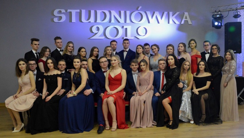 Studniówka 2019 I LO w Malborku [ZDJĘCIA cz. 2]. Fotografie klasowe i grupowe 