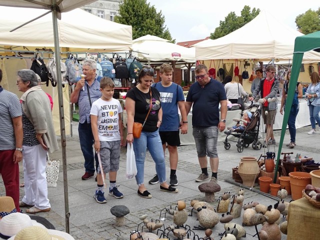 Jarmark Jaszczurczy to kiermasz sztuki ludowej, rzemiosło, jadło oraz prezentacje zespołów folklorystycznych