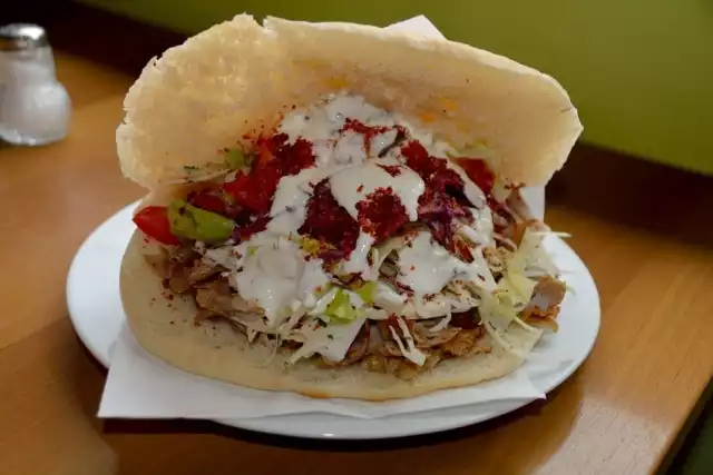 Kebab, tradycyjne danie kuchni tureckiej już na stałe zagościło w naszym menu. Ma tyle samo zwolenników co przeciwników, ale jedno można o nim powiedzieć - jest pyszny. A które lokale w Skarżysku serwują najlepsze kebaby? Zobacz w naszej galerii.

>>>ZOBACZ WIĘCEJ NA KOLEJNYCH SLAJDACH