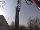 Szkudła - Strażacy usunęli komin, który groził zawaleniem - zobacz zdjęcia