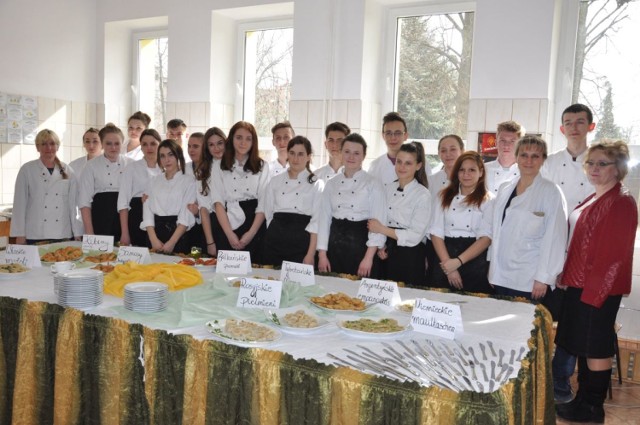 Umiejętnościami kulinarnymi pochwalili się uczniowie klasy II Technikum Gastronomicznego; na zdjęciu z nauczycielkami.