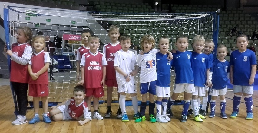 Młodzi piłkarze z powiatu ostrowskiego zagrali w największej wielkopolskiej hali [FOTO]