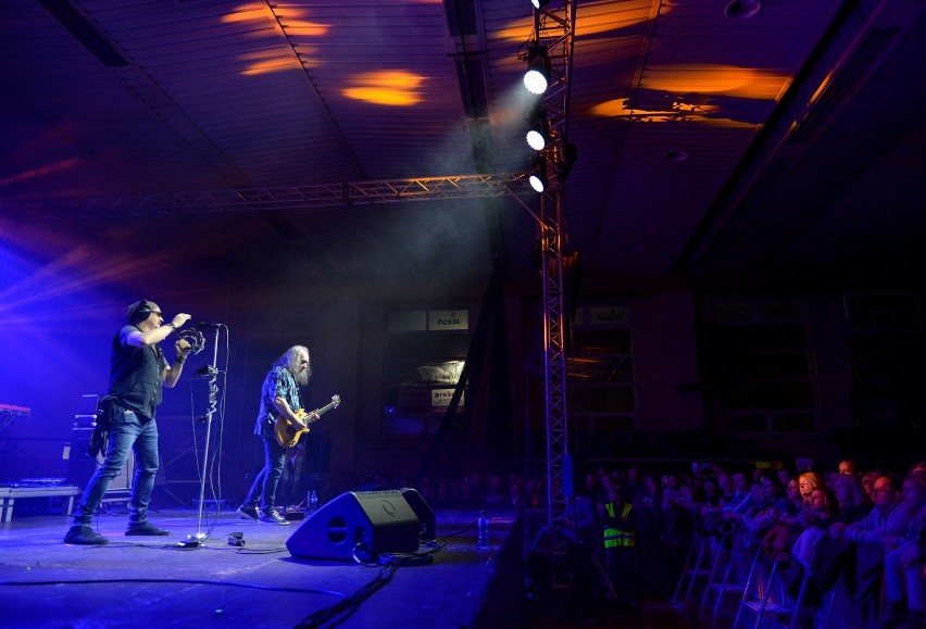 Legendarny zespół Dżem dał świetny koncert w hali sportowej...