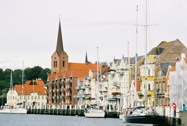 Sonderborg - gł&oacute;wne miasto na wyspie.  Przy nabrzeżu cumują jachty. 
Fot. Cecylia Markiewicz