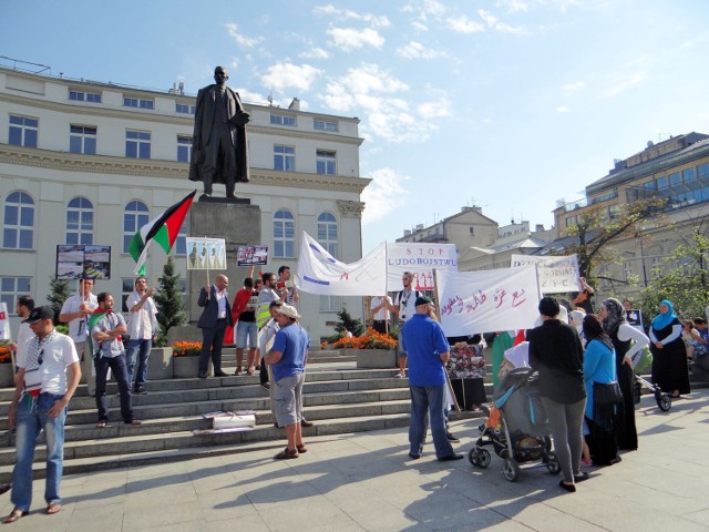 Jest kilka minut po godzinie 16j. Pod pomnikiem Wincentego Witosa w Warszawie zbiera się grupa demonstrant&oacute;w przeciwko wojnie w Strefie Gazy, w kt&oacute;rej ofiarami padają głownie dzieci. - fot. Jolanta Dyr