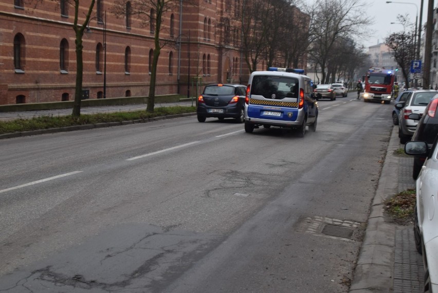 Gniezno: pożar na ulicy Sobieskiego. Na miejscu 3 zastępy straży pożarnej