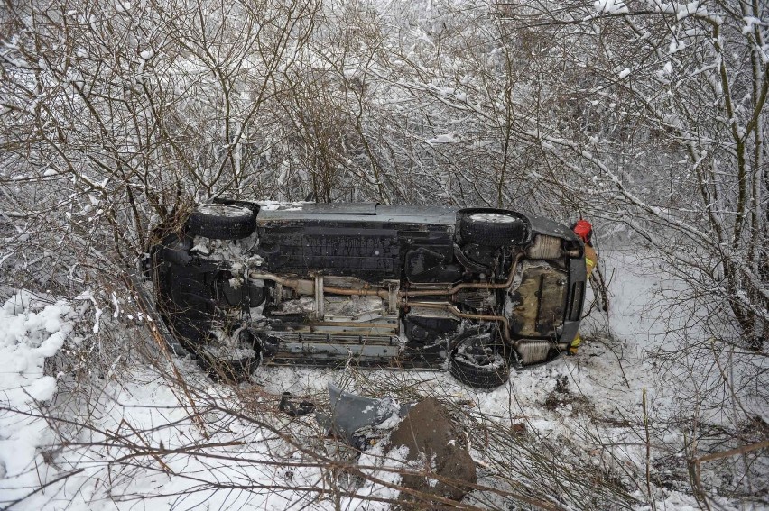 Wypadek w Grochowcach koło Przemyśla. Audi A6 zjechało z drogi i przewróciło się. Do szpitala trafiła kobieta w ciąży [ZDJĘCIA]