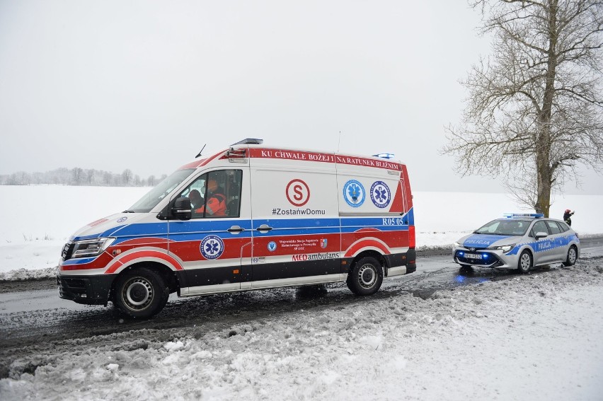 Wypadek w Grochowcach koło Przemyśla. Audi A6 zjechało z drogi i przewróciło się. Do szpitala trafiła kobieta w ciąży [ZDJĘCIA]