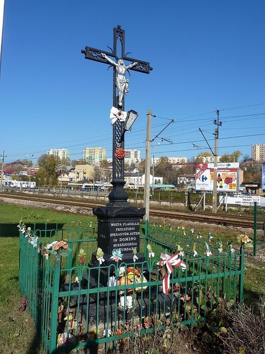 Oburzony Jan Seweryn, honorowy szef "Solidarności" pisze: To jest profanacja zabytkowego krzyża w Starachowicach