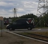 Lębork. Policja szuka świadków zdarzenia, kiedy kierujący nie zachował ostrożności na przejeździe kolejowym na Pionierów