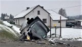 W Bulowicach, na ulicy Krakowskiej, samochód uderzył w betonowy mostek. Kierowca zasnął podczas jazdy.