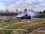 Pożar zboża i samochodu w okolicach Kidowa [ZDJĘCIA]