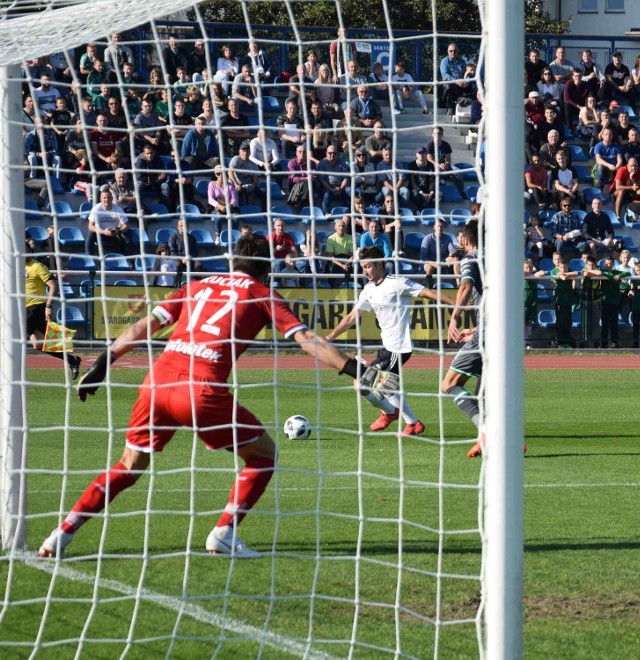 Lechia Gdańsk przeważała w pierwszej części meczu z KP Starogard, ale zdołała w tym czasie zdobyć tylko jedną bramkę