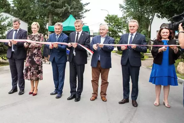 Przecięcie wstęgi podczas uroczystości zakończenia modernizacji oczyszczalni ścieków w Pińczowie. Od prawej: wiceburmistrz Pińczowa, Beata Kita, burmistrz Włodzimierz Badurak, poseł Krzysztof Lipiec, wojewoda świętokrzyski Zbigniew Koniusz, prezes Wodociągów Pińczowskich Andrzej Głogowiec, Małgorzata Adamczyk, kierownik powiatowego wydziału ochrony środowiska, starosta pińczowski Zbigniew Kierkowski.