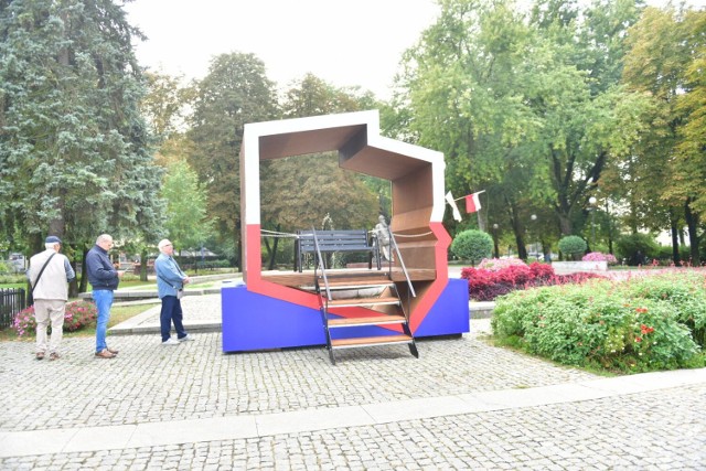 Ławka patriotyczna stanęła na deptaku w Radomiu. Pozostanie w tym miejscu do końca listopada.
