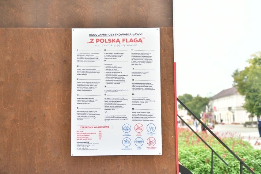 Ławka patriotyczna stanęła w Radomiu. Ustawiono ją w pobliżu parku Kościuszki, po sąsiedzku z pomnikiem Jana Kochanowskiego. Zobacz zdjęcia