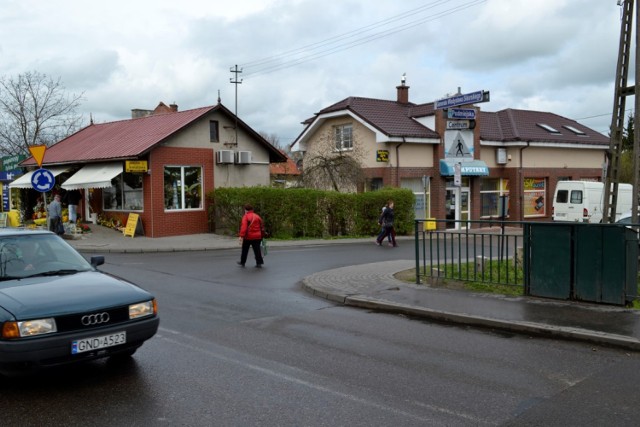 Na zdjęciach widać przejście dla pieszych na ulicy Podmiejskiej w Nowym Dworze Gdańskim. "Pasy" są zmazane i źle oznakowane...