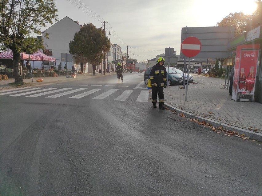 Rozlany olej na Rynku w Szadku. Posprzątali strażacy z OSP Szadek