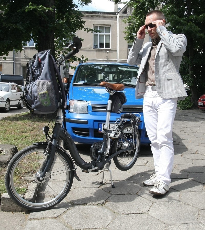 Komendant Grzybowski na rowerze patroluje Łódź