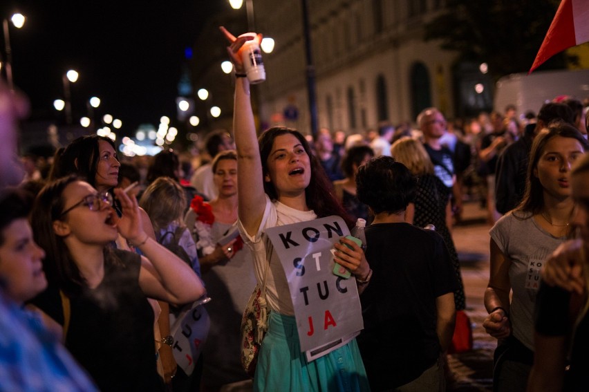 3xVeto po Pałacem Prezydenckim. Bezpartyjny protest...