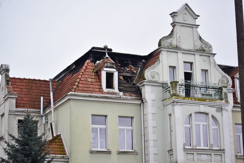 Pożar zniszczył strop jednego z mieszkań oraz fragment dachu...