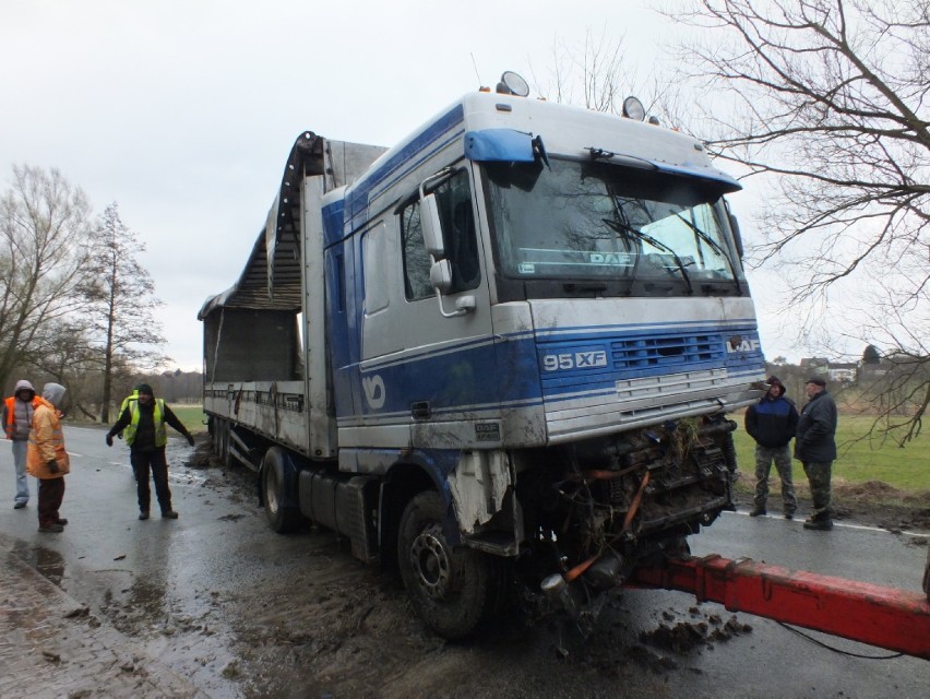 Wypadek w Kraśniku: Czołowe zderzenie forda z ciężarówką [ZDJĘCIA, WIDEO]