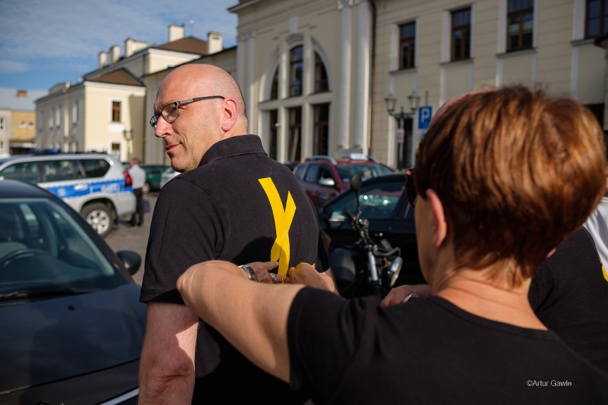 Pikieta przed pomnikiem Lecha Kaczyńskiego w Tarnowie, w miesiąc po odsłonięciu monumentu