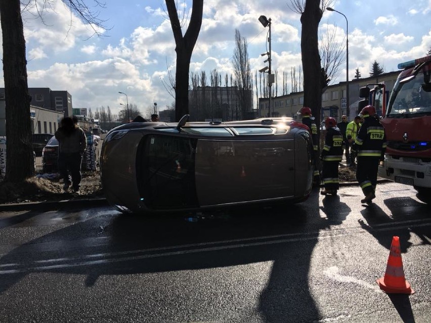 Katowice. Kolizja przy Castoramie na Roździeńskiego [ZDJĘCIA]. Hyundai na boku po zderzeniu z mini