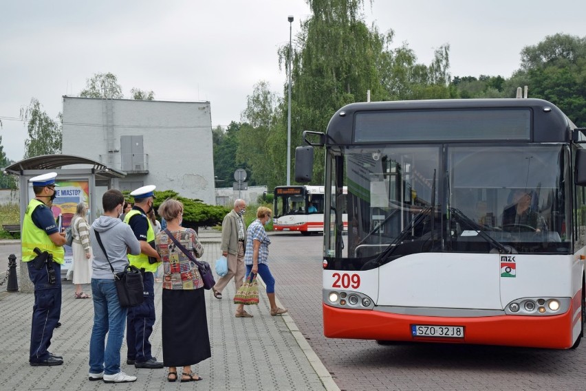 Jastrzębie-Zdrój: policja kontroluje noszenie maseczek w...