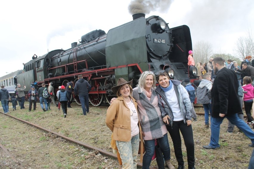 Tłumy mieszkańców przyszły na dworzec PKP w Unisławiu, a by...