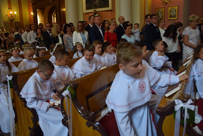 Zaczęły się uroczystości I Komunii Świętej. Zobacz jak było w parafii pw. św. ap. Piotra i Pawła w Krotoszynie [ZDJĘCIA]