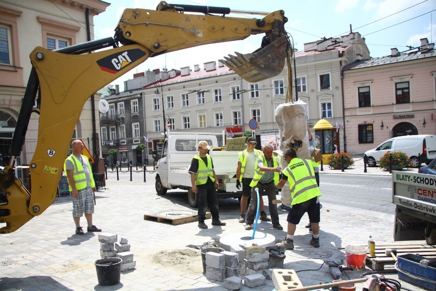 Montują pompę przy Bramie Krakowskiej. To ostatni element prac związanych z przebudową deptaka i pl. Łokietka