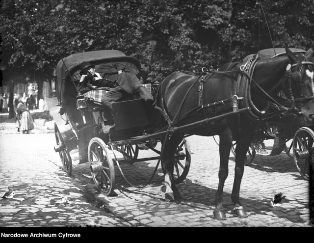 Dorożka na postoju na jednej z ulic Krakowa. Widoczny śpiący dorożkarz. 1931