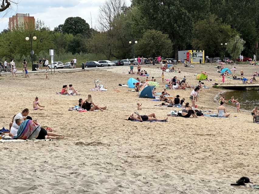 Pełno ludzi na plaży nad zalewem na Borkach. Nie brakowało amatorów kąpieli. Zobaczcie zdjęcia