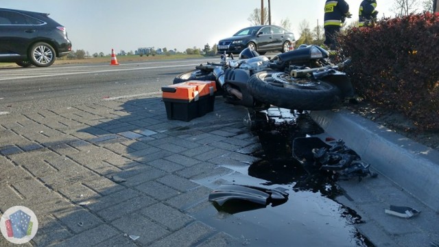 Dwie osoby poszkodowane w wyniku zderzenia mercedesa z motocyklem w Ociążu