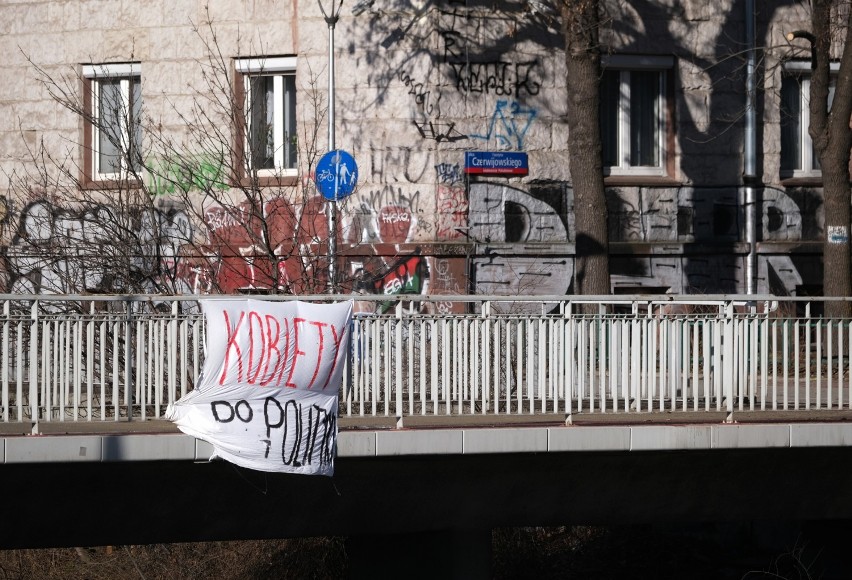 Banery na Dzień Kobiet nad Trasą Łazienkowską. "Zamiast kwiatów pełne prawa" i "Kobiety do polityki"
