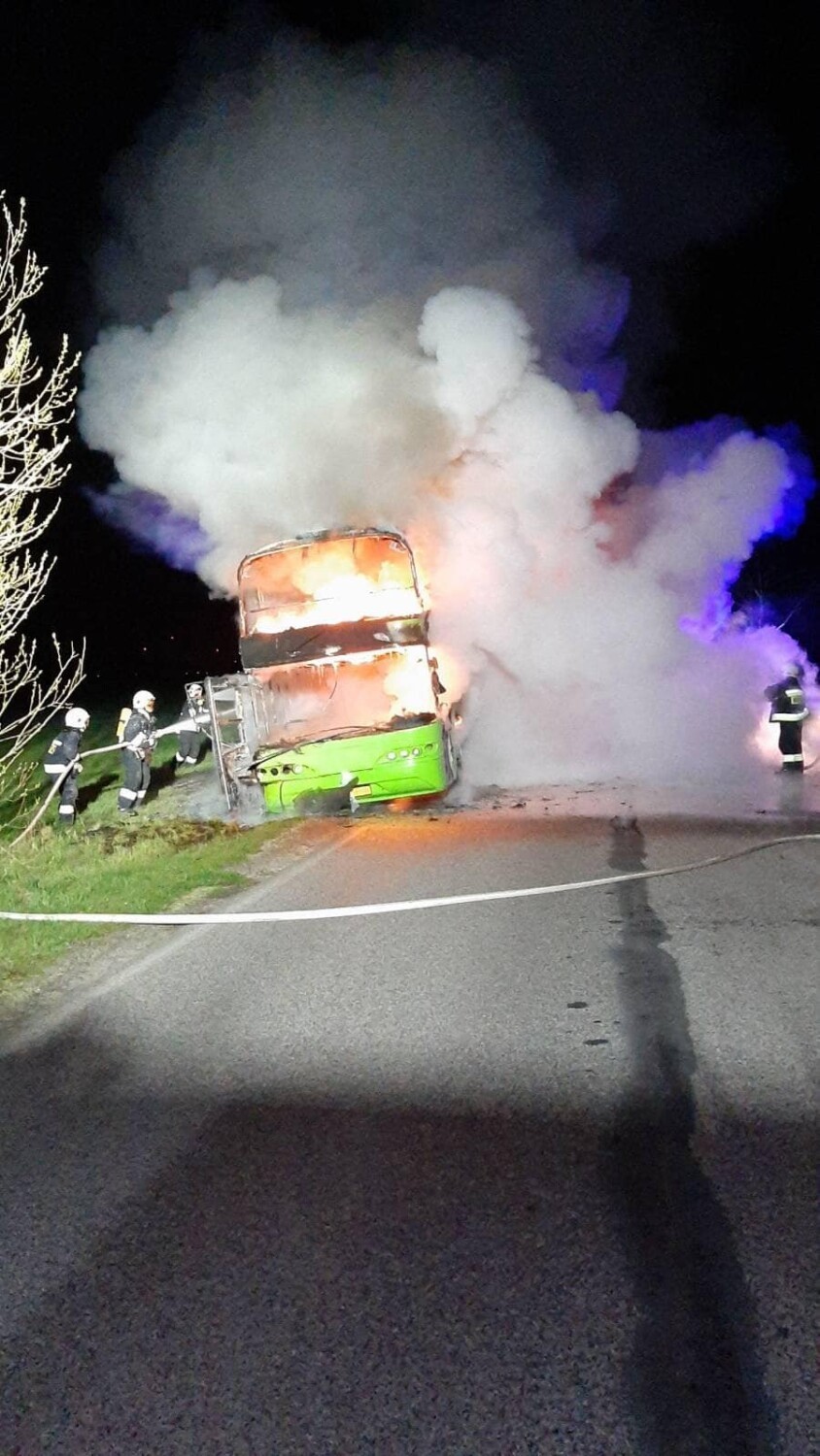 Pożar autobusu pod Wolborzem. Nie ma osób poszkodowanych, autobus spłonął - ZDJĘCIA