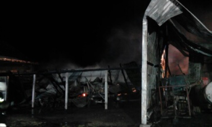 Pożar w Jodłowcu. Spłonęły maszyny rolnicze i obiekty gospodarcze [FOTO]