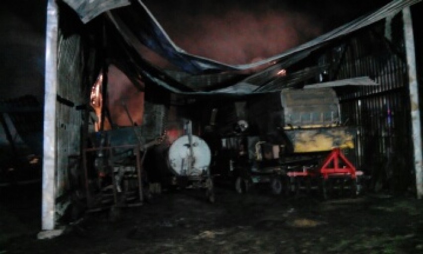Pożar w Jodłowcu. Spłonęły maszyny rolnicze i obiekty gospodarcze [FOTO]