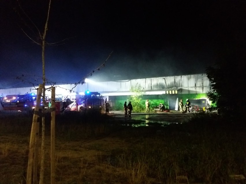 Olbrzymi pożar w Żarach. Pali się hala opuszczona po dawnym markecie przy ul. Zielonogórskiej