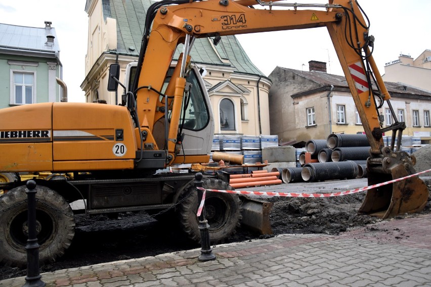 Trwa przebudowa ul. Grunwaldzkiej. Centrum Jarosławia jest rozkopane [ZDJĘCIA]