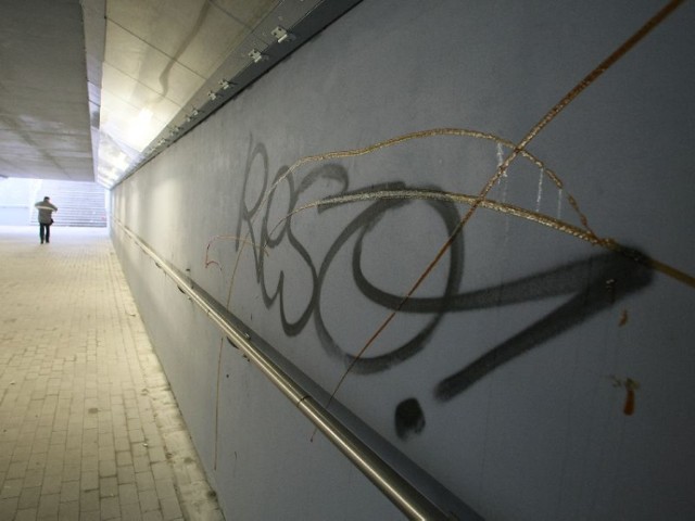 Ściany tunelu pod ulicą Zagnańską w Kielcach szpecą brzydkie graffiti. Część z nich wykonana jest… ketchupem.