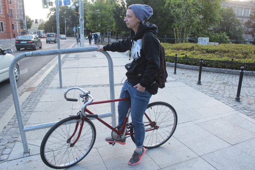 Stylowi rowerzyści na ulicach polskich miast
