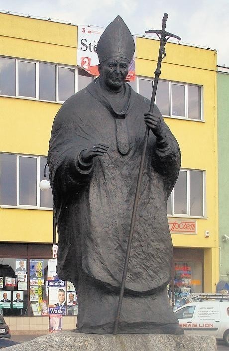 W roku 2006 w Obornikach stanął pomnik papieża
