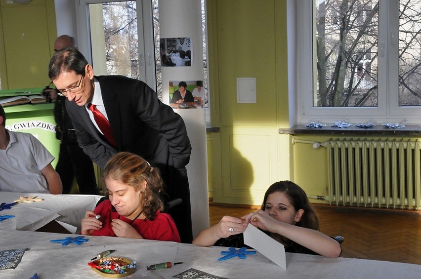 Wiceprezydent Hinc lepił gwiazdki dla niepełnosprawnych dzieci [ZDJĘCIA]