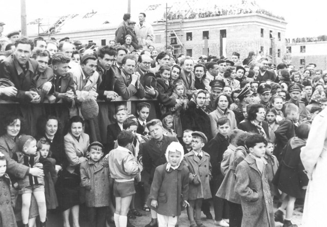 Rok 1955. Wrocławianie podczas obchodów X-lecia "powrotu Ziem Zachodnich i Odzyskanych do macierzy"