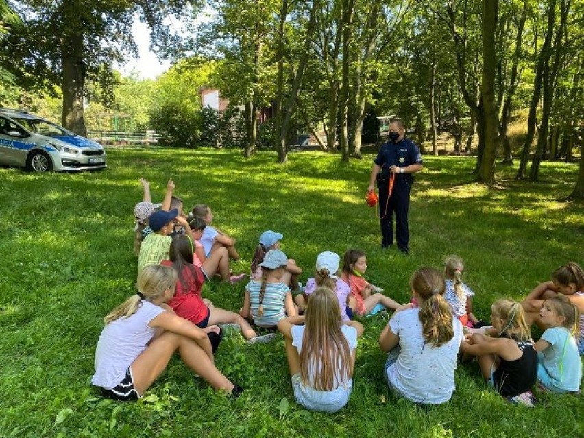Września: Dzieci spotkały się z policjantami w Parku im. Dzieci Wrzesińskich