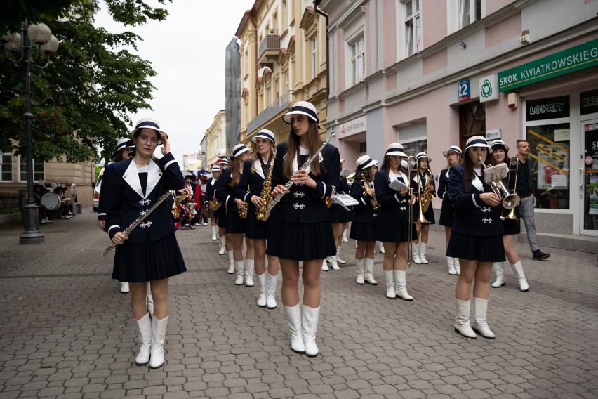 Rzeszów - III Festiwal Musztry Paradnej "CONSAVIA". Rozpoczął go korowód sześciu orkiestr dętych